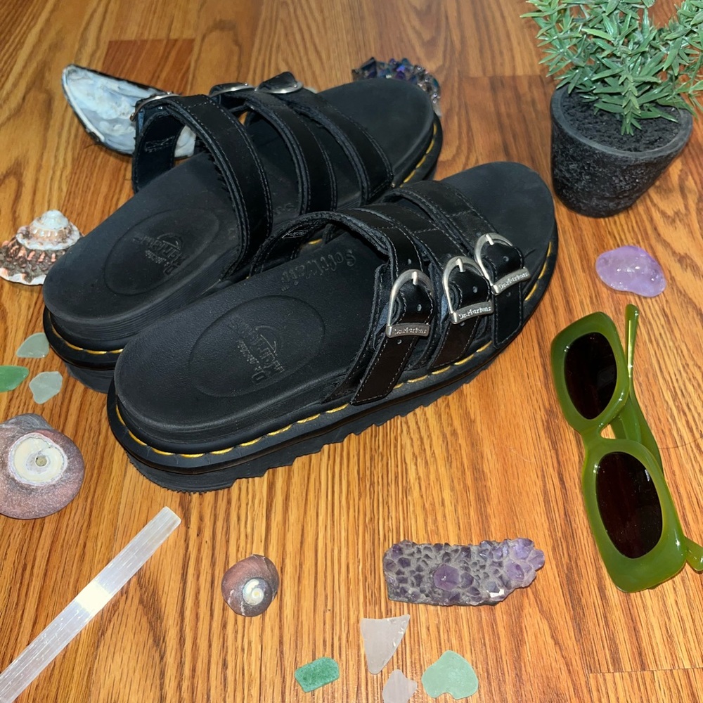 DR MARTENS LEATHER SLIDES
